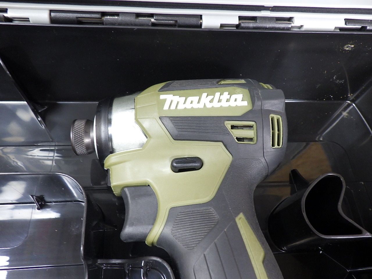 比較的きれいな品 マキタ 18V インパクトドライバー TD173D 本体 ケース 充電式 電動工具 makita 品