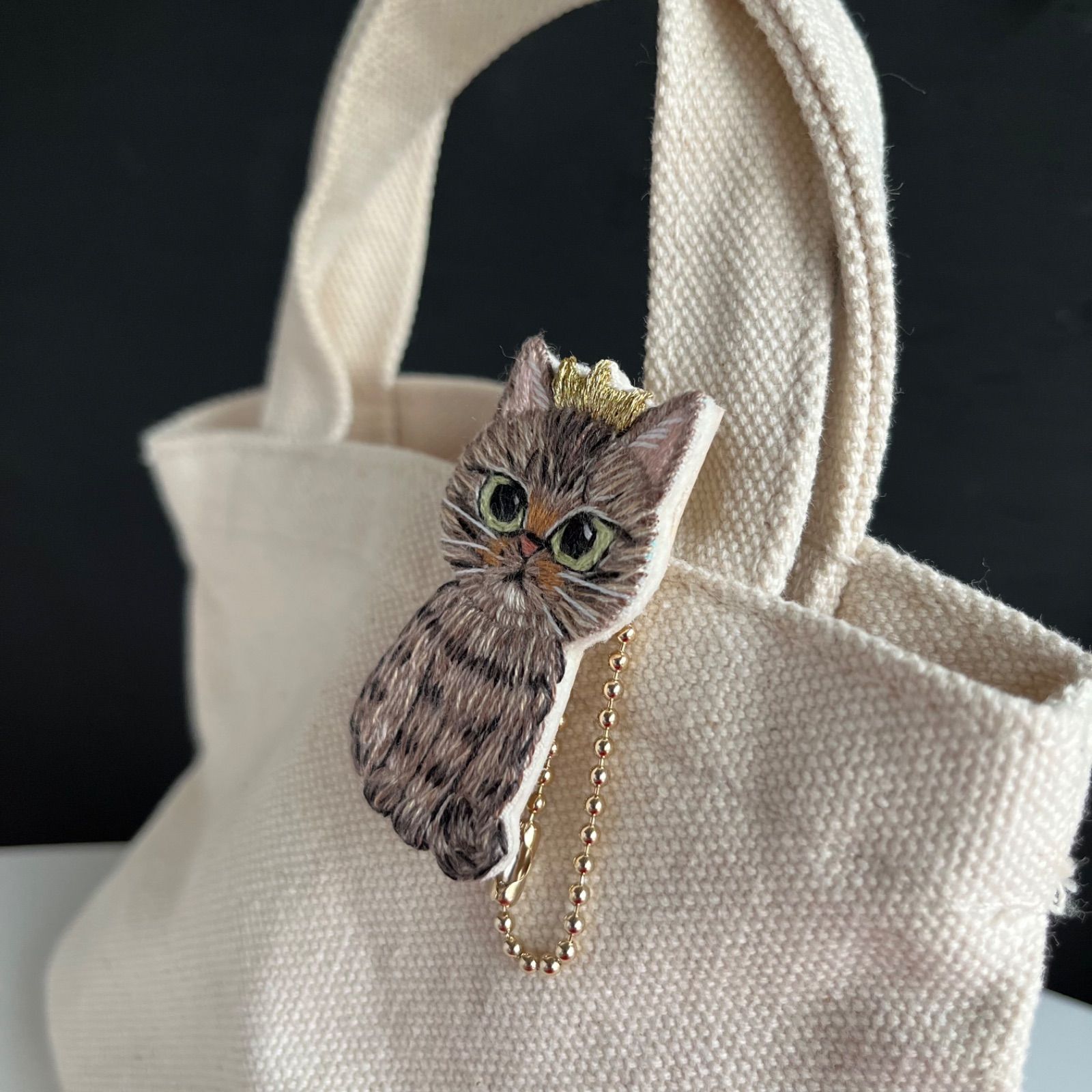 689］キジトラ王 猫の刺繍ブローチ 1点 - メルカリ