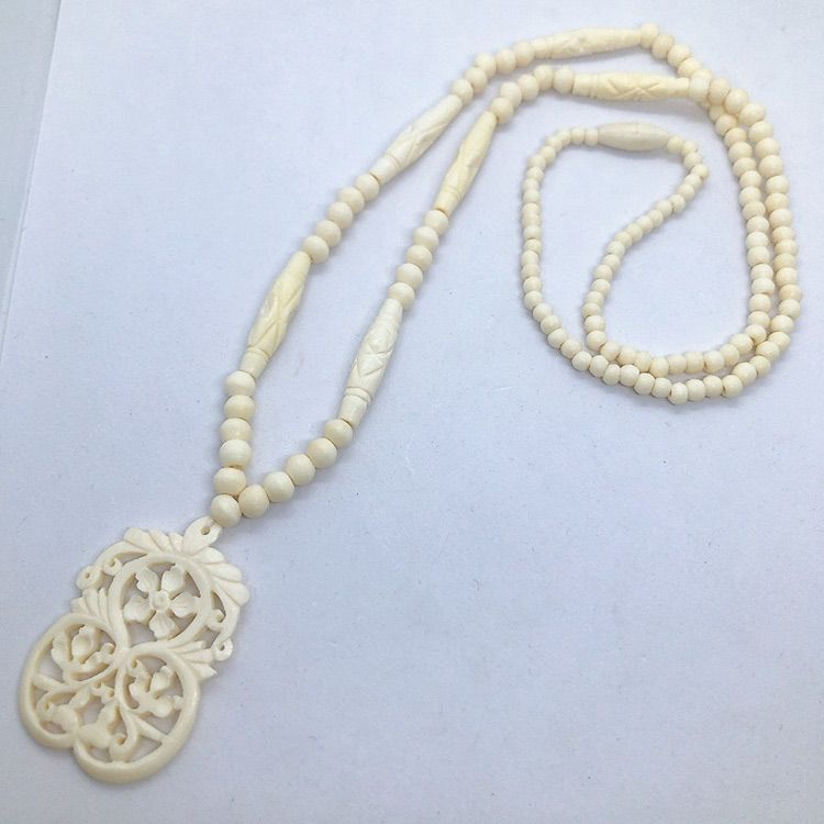 ペンダント ネックレス 象牙彫刻風 透かし彫り 中国 工芸品