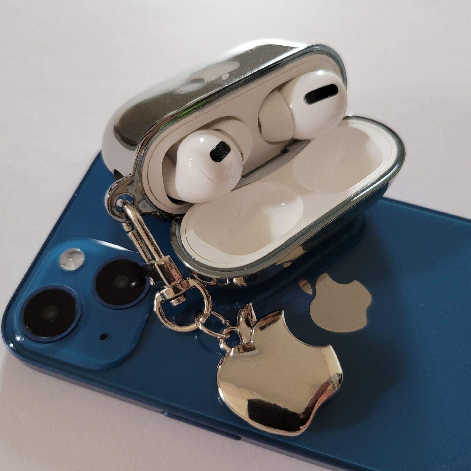 AirPods Pro 2 ケースカバー 光沢鏡面シルバー 金属製チャーム付 TPU