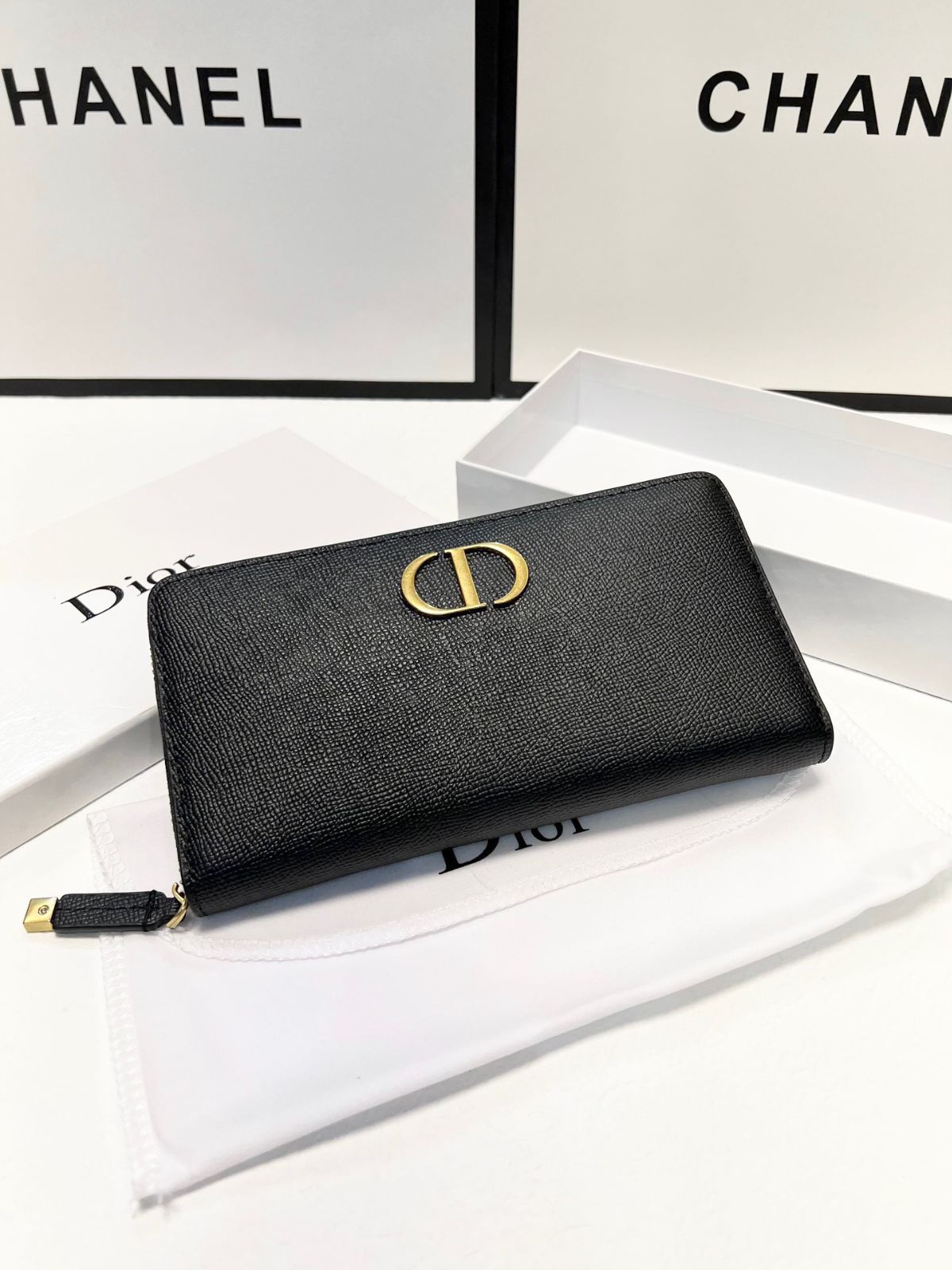 今日 DIOR 人気爆発のモノジップクラッチ で今の在庫は な価格です