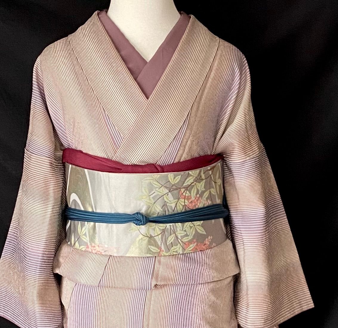 紫からピンクベージュへ暈し縞〉小紋 SALE ぼかし 普段着着物 - メルカリ 