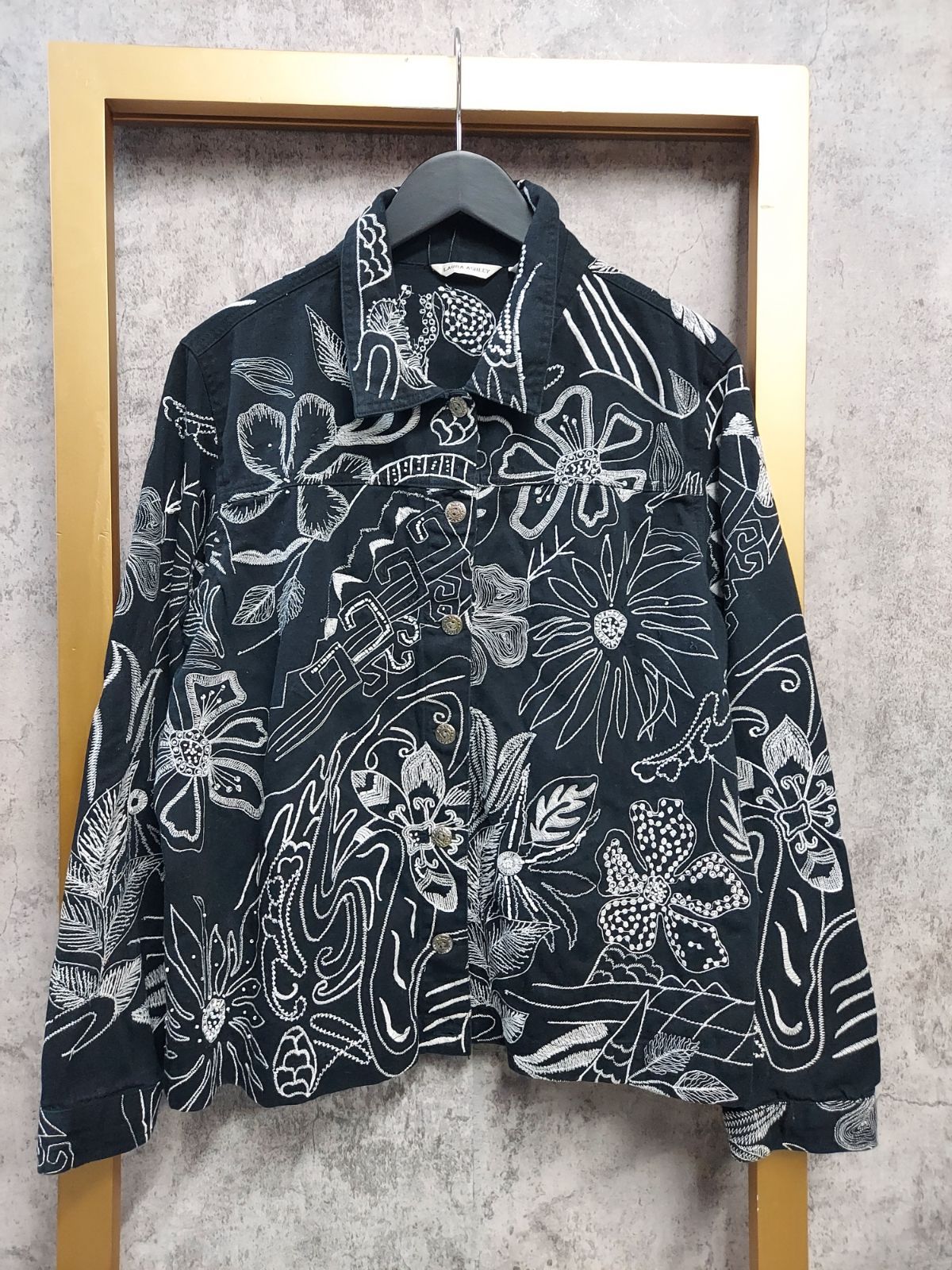 ローラアシュレイ ペイズリーフロッキー レーヨンベルベット ノーカラーワンピース メルカリ