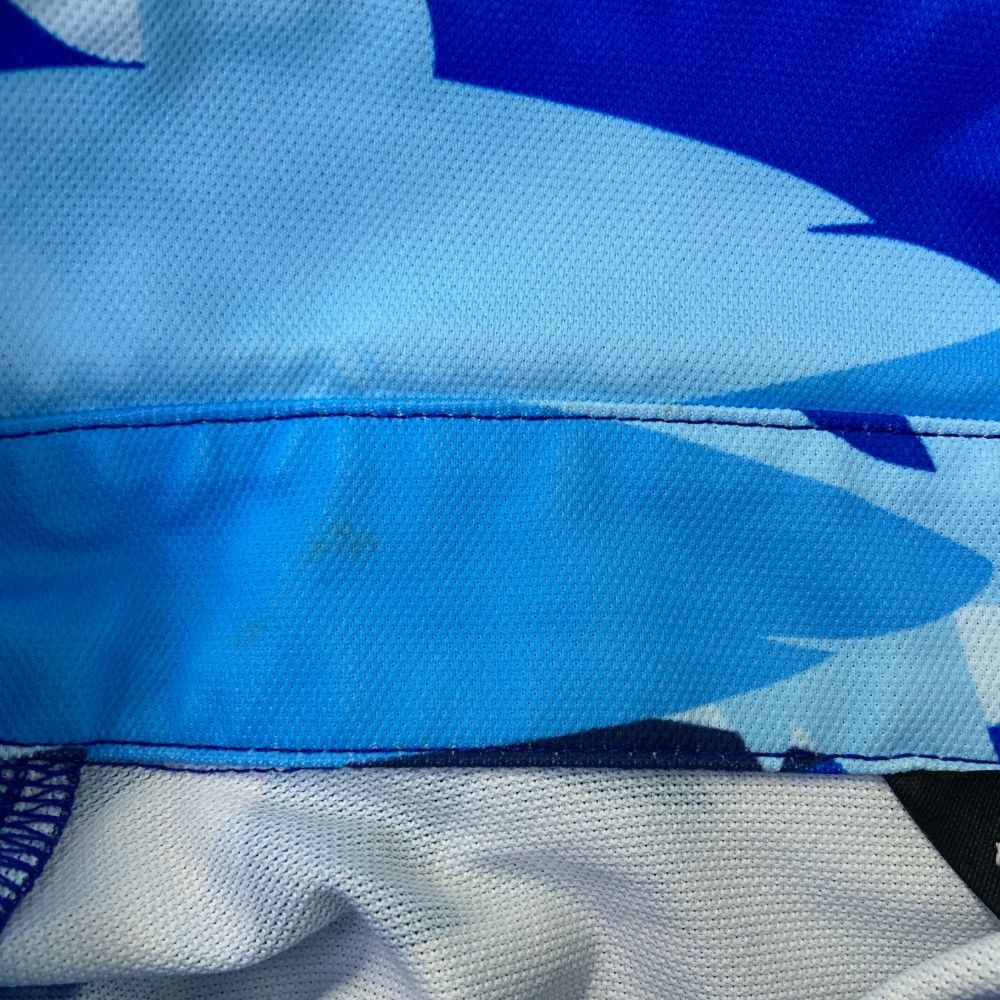 サイズ：XL LOUD MOUTH ラウドマウス  半袖ポロシャツ シャーカモ ブルー系 [240101439239] ゴルフウェア メンズ ストスト LOUD MOUTH ラウドマウス 半袖ポロシャツ シャガデリック柄