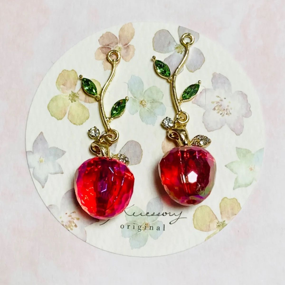 たべかけりんごピアス（ピアス（片耳用））｜LOVE BY e.m. （ラブバイ