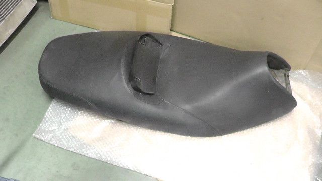 マジェスティ125 5CA-150xxx の シート 破れ 1745291317