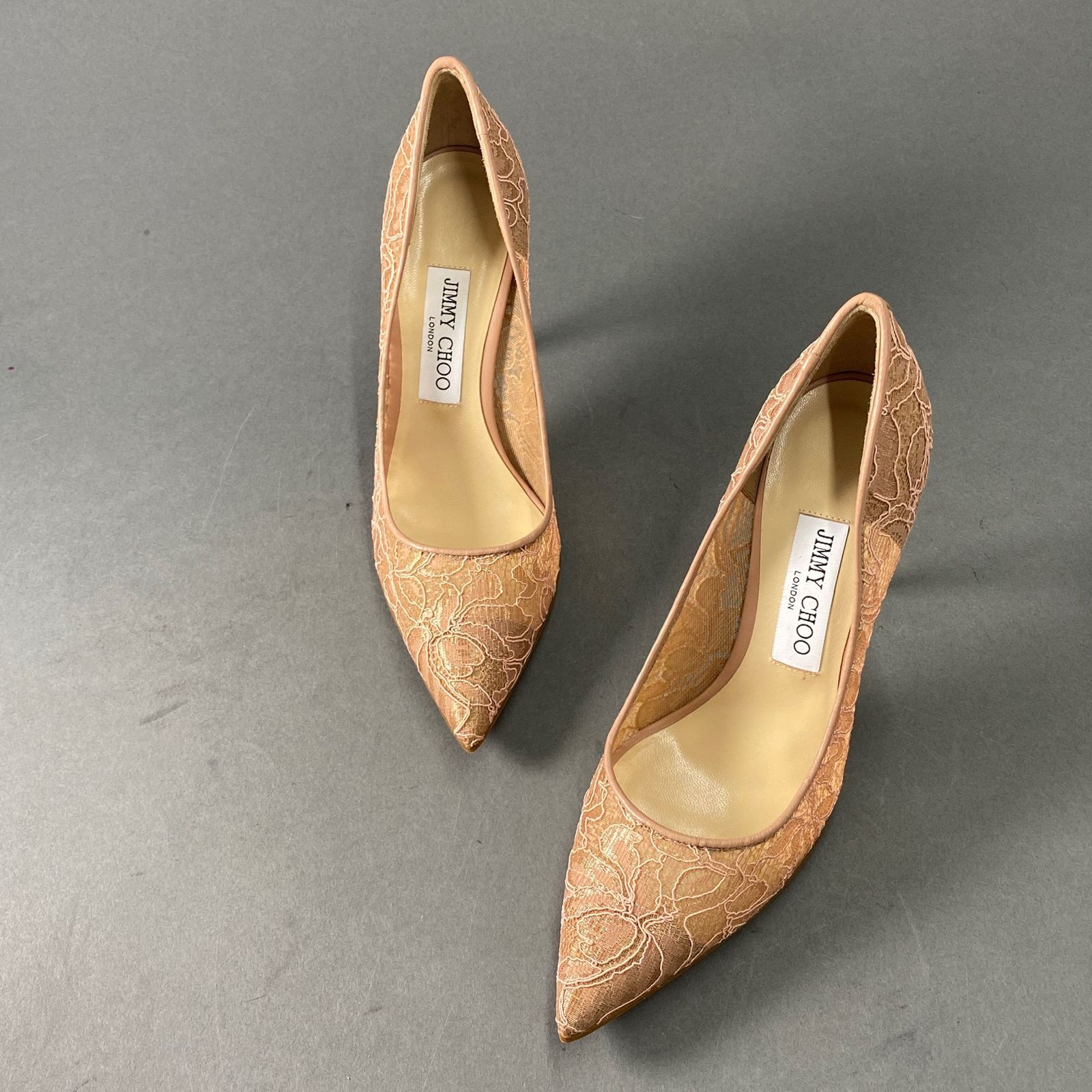 jimmy Choo レースパンプス ジミー チュウ“フローラルレース”のポイン