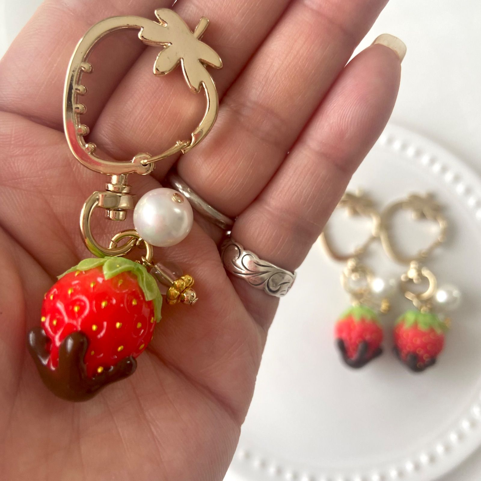 チョコがけ】真っ赤ないちご♡ カラビナ 1個 キーホルダー 食品