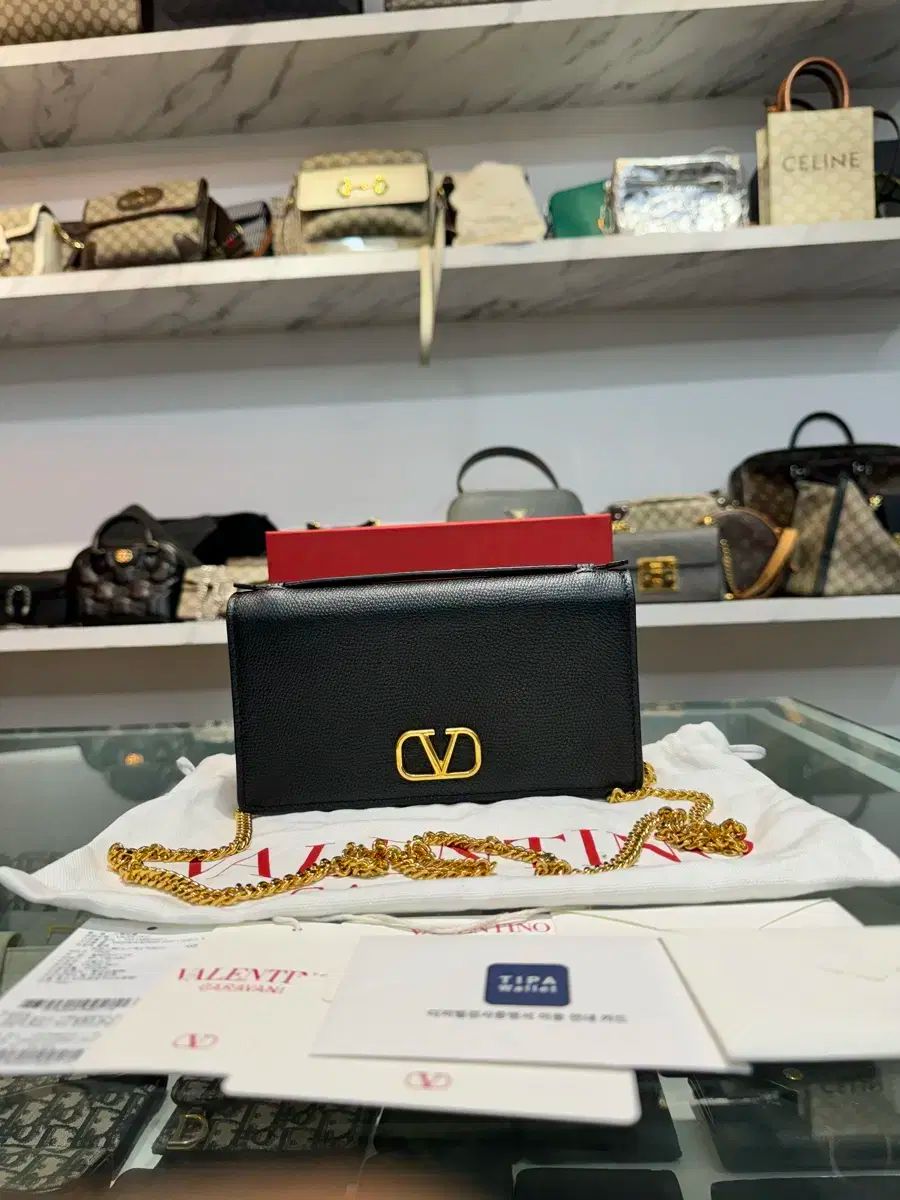 ヴァレンティノ Vロゴ チェーン ウォレット クロスバッグ ブラック