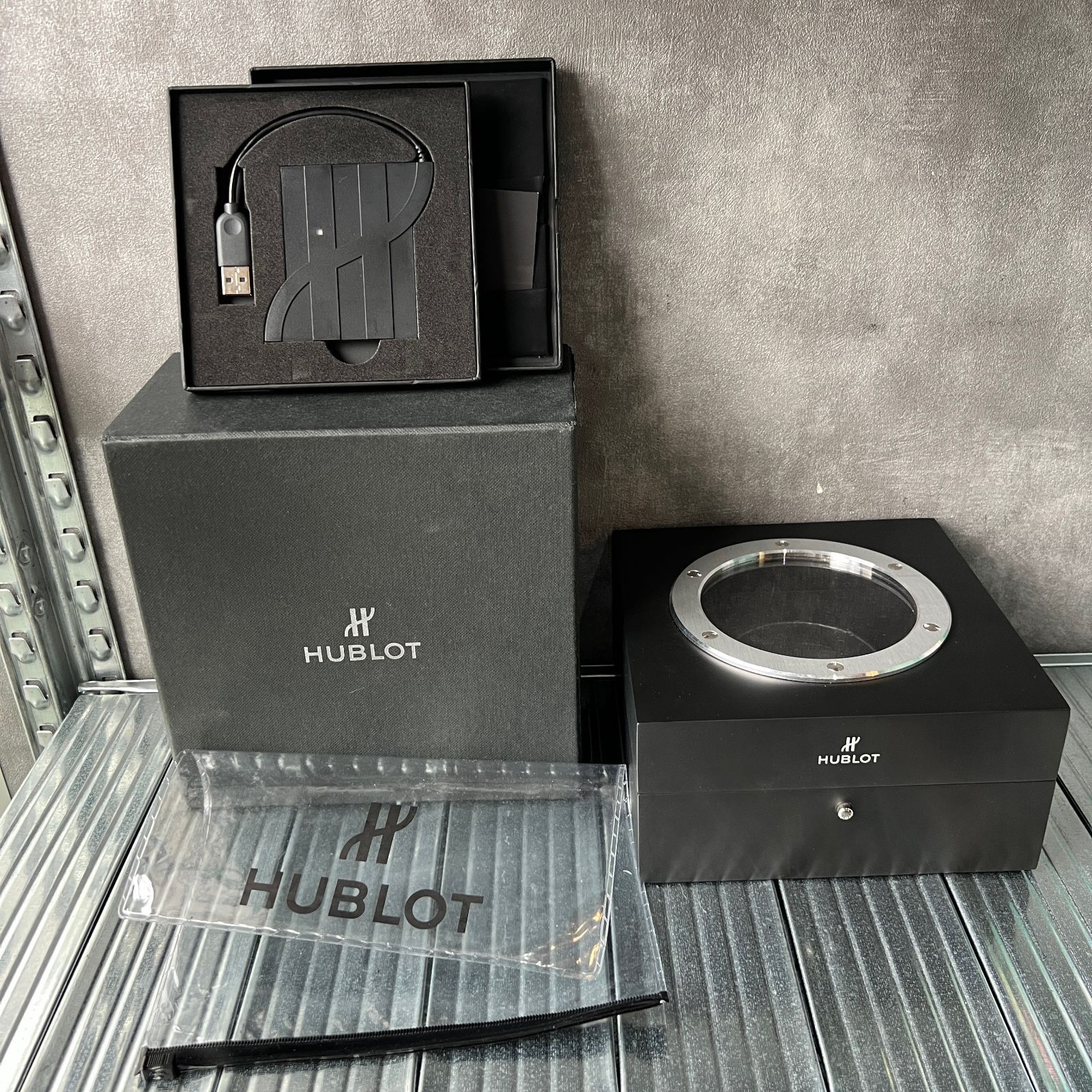 ウブロ HUBLOT 空箱 時計ケース USB・ZIP付 - メルカリ