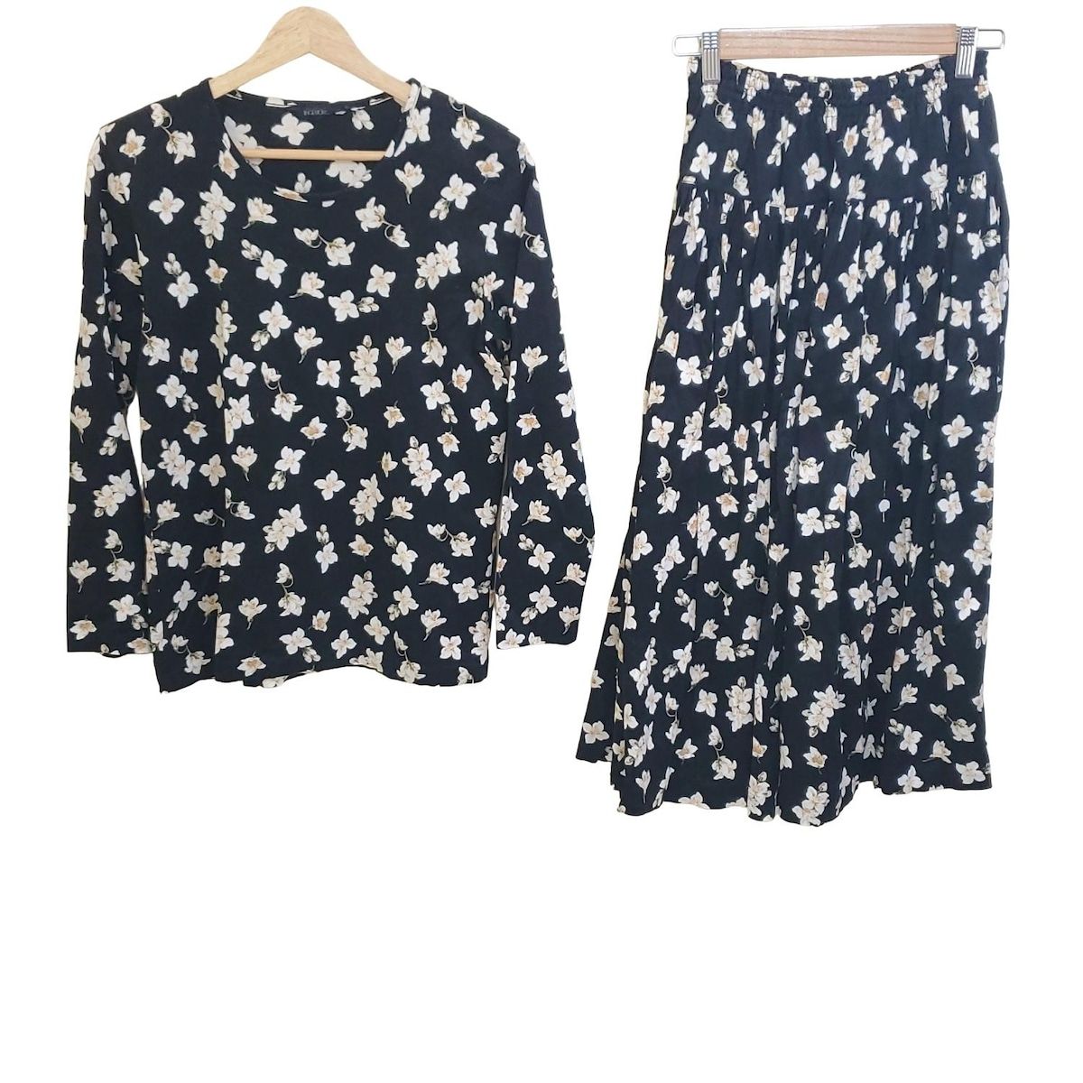 INGEBORG インゲボルグ スカートセットアップ レディース - 黒×白×ダークグリーン 花柄