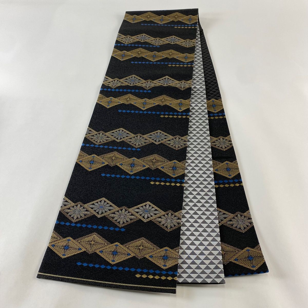 袋帯 名品 菱文 若松 金糸 箔 墨色 六通 正絹 【中古】 - メルカリ