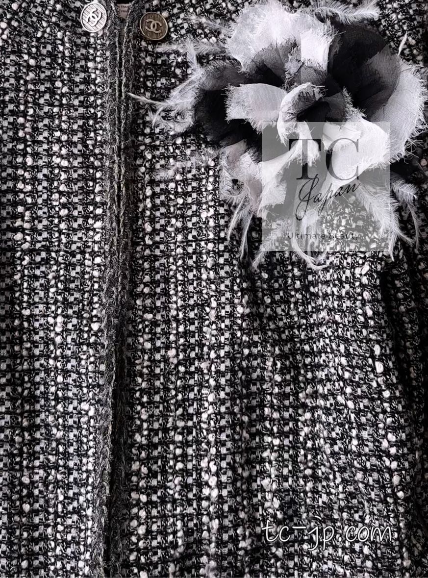 カール・ラガーフェルド　ツイード　ノーカラージャケット　ペプラム　38 シャネル ジャケット CHANEL グレー シルバー メタリック トリム
