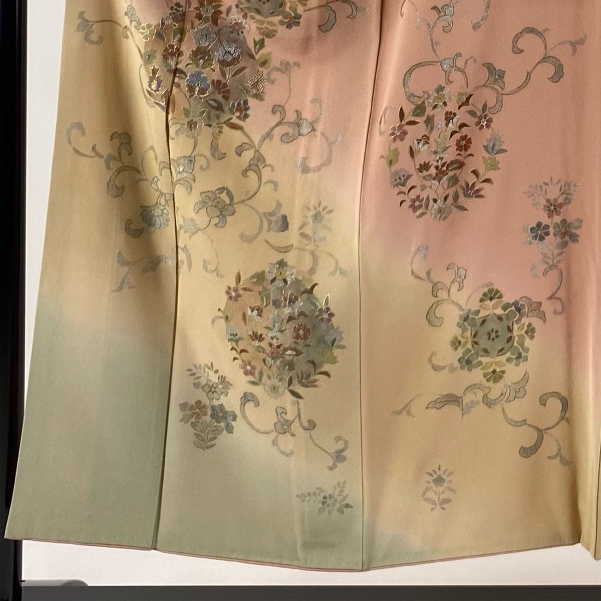 訪問着 身丈152.5cm 裄丈62cm S 袷 落款 草花 花唐草 刺繍 金糸 ピンク 正絹 秀品