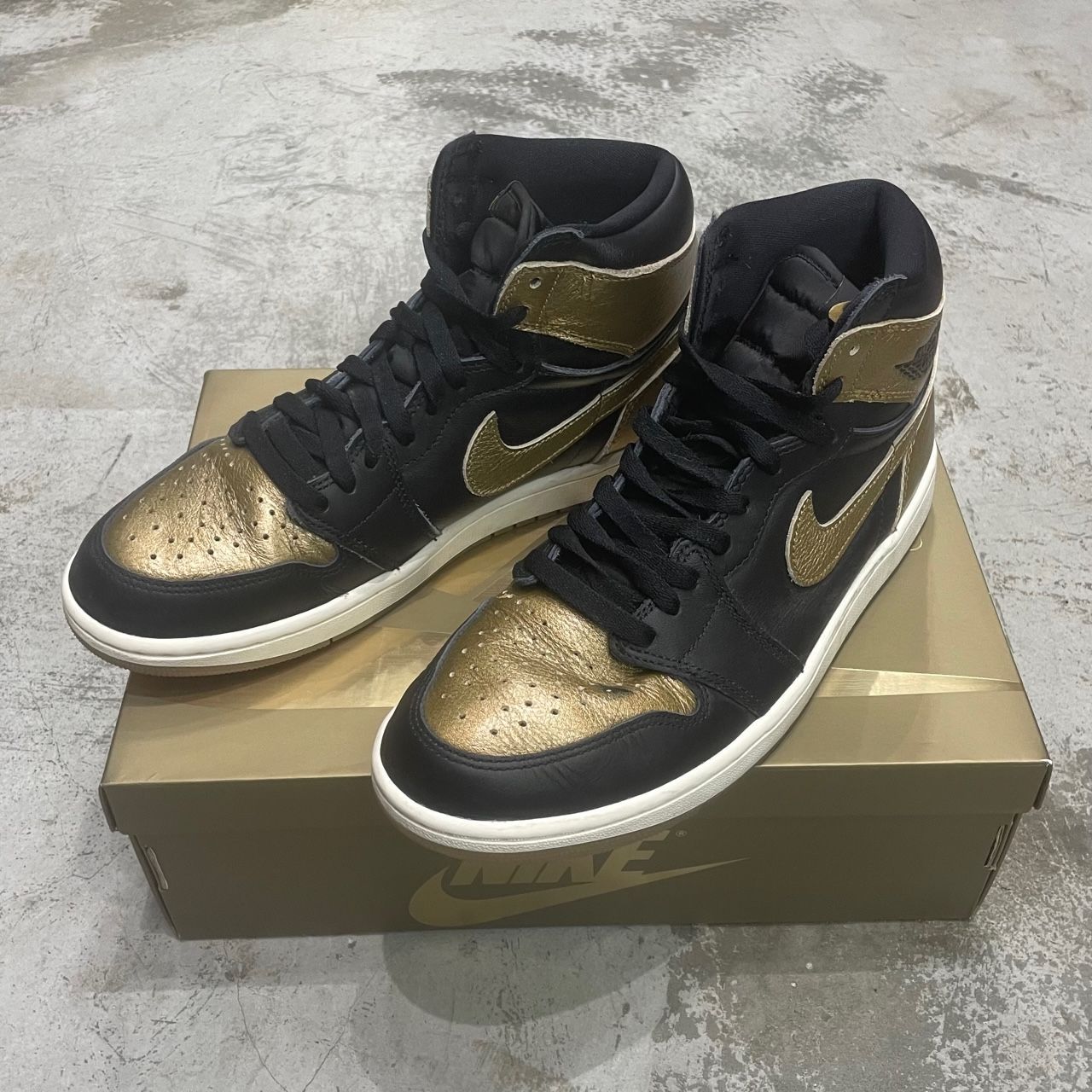 NIKE Air Jordan 1 Retro High OG Black and Gold ジョーダン1