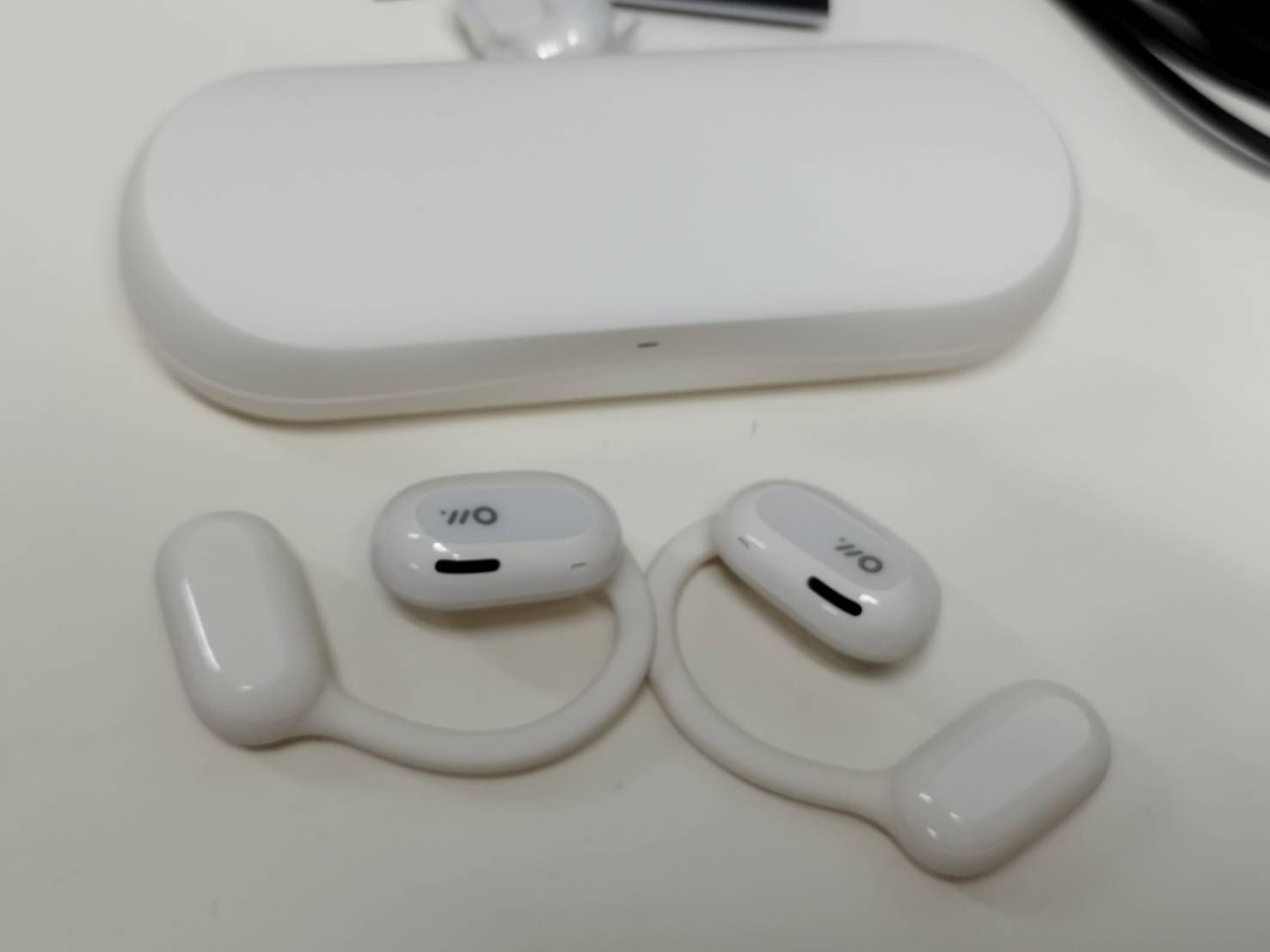 美品 オラダンス ウェアラブル OLA02 ワイヤレスイヤホン @2564 Oladance Oladanceウェアラブルステレオ OLA02 価格比較 - 価格.com