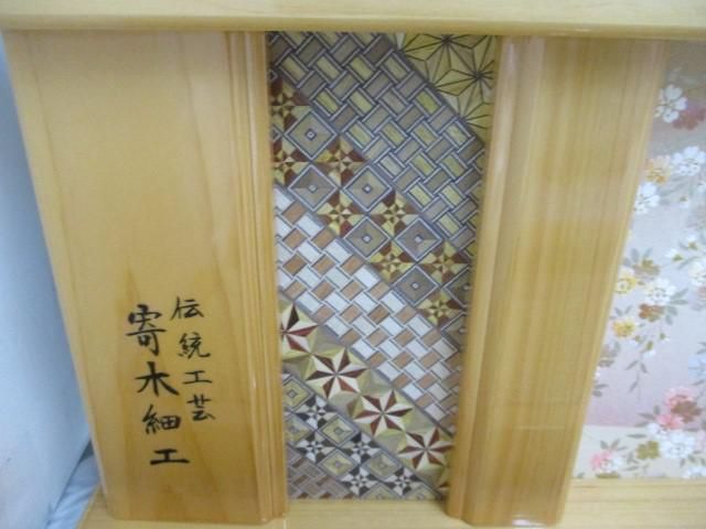 新品 雛人形 桧造り 3段飾り風桜 寄木細工 80cm/京洛四曲屏風 風