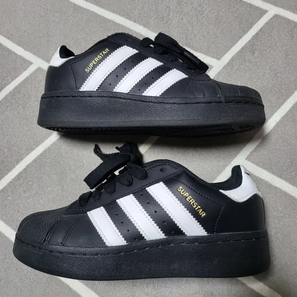 新製品 (グレード) アディダス （ adidas ) スニーカー 230