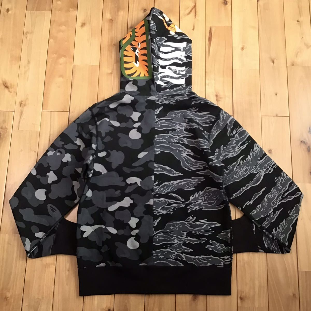 Undefeated × BAPE タイガー シャーク パーカー Mサイズ tiger shark full zip hoodie a bathing ape  エイプ ベイプ 迷彩 - メルカリ