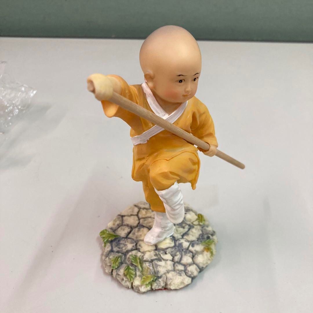 未使用 中国の武道少年 置物 少林寺カンフーアート僧棒付き