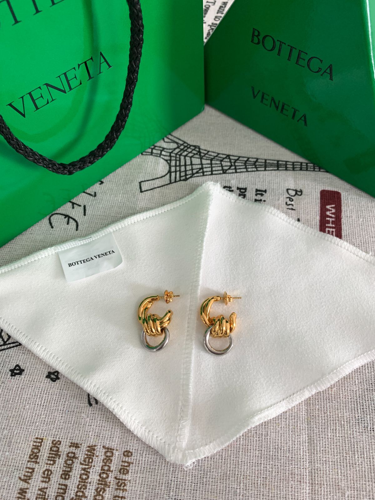 綺麗☆BOTTEGA VENETA ノット スタッズピアス バイカラー☆ お洒落度☆両耳用 BOTTEGA VENETA ノット スタッズピアス バイ