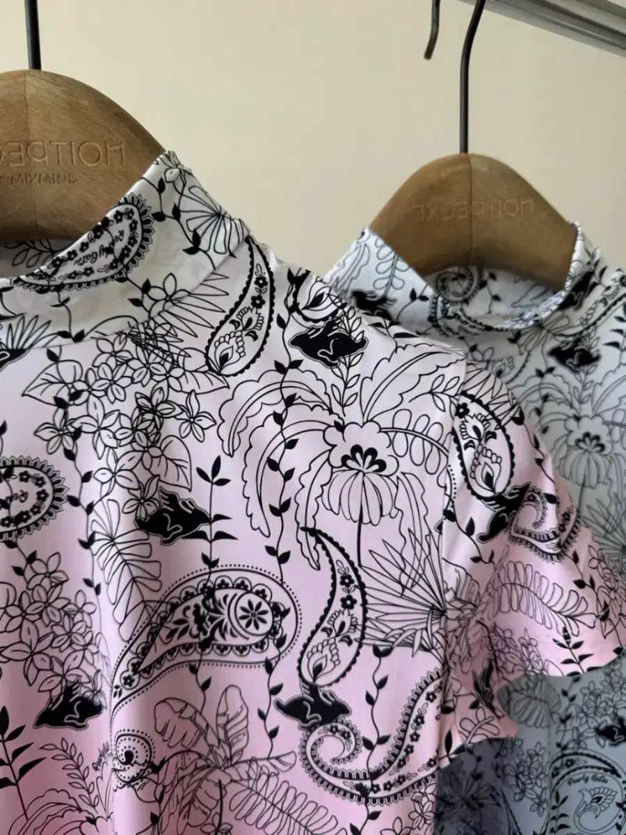 ハイネック Tシャツ