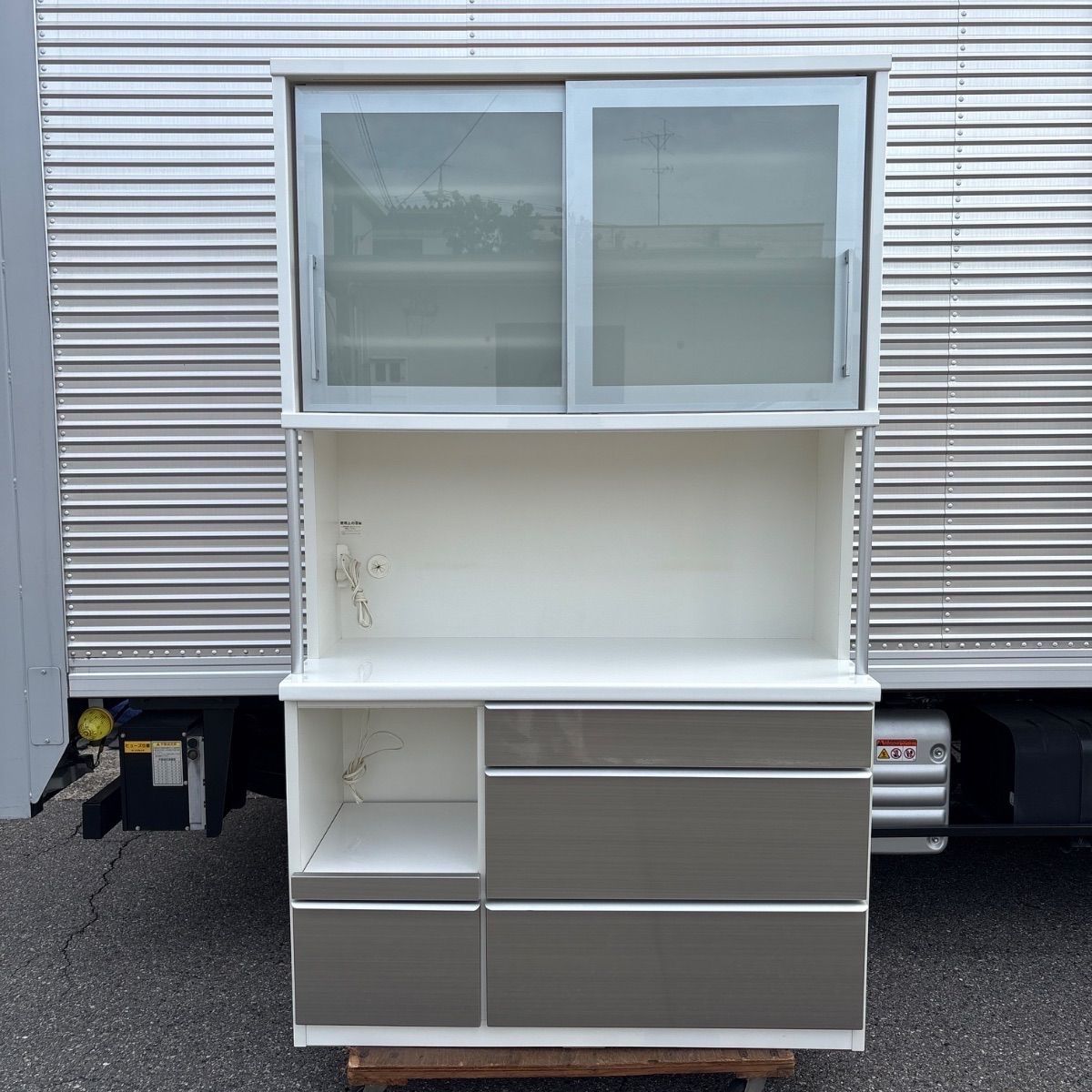 松田家具|横118奥49高197 ティエリアレンジ 白 ホワイト 食器棚 レンジ台 レンジボード ガラススライド棚付き キッチンボード 大型家具 キッチン収納 料理 一軒家 シルバー 倉庫前引き取り 値引きあり
