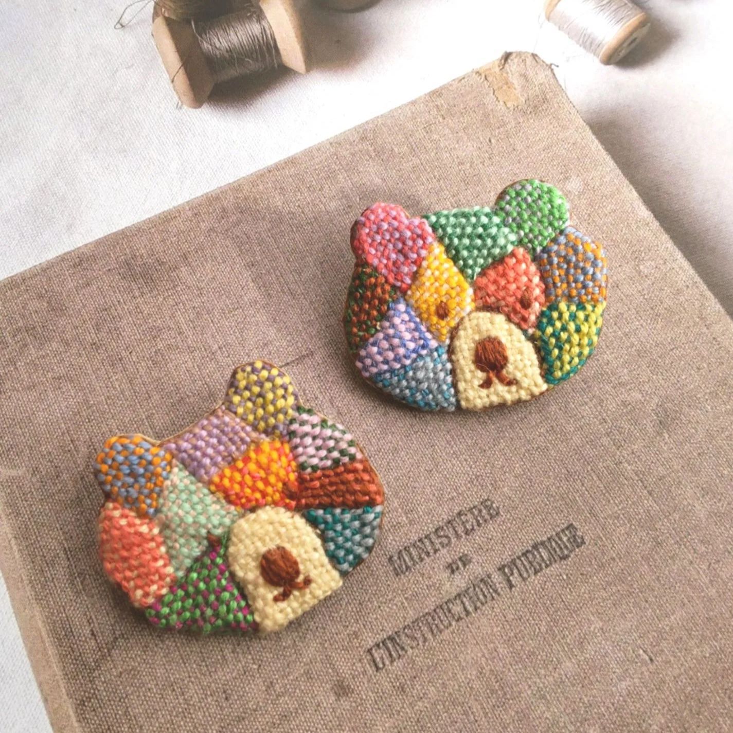 刺繍ブローチ パッチワークベア - メルカリ