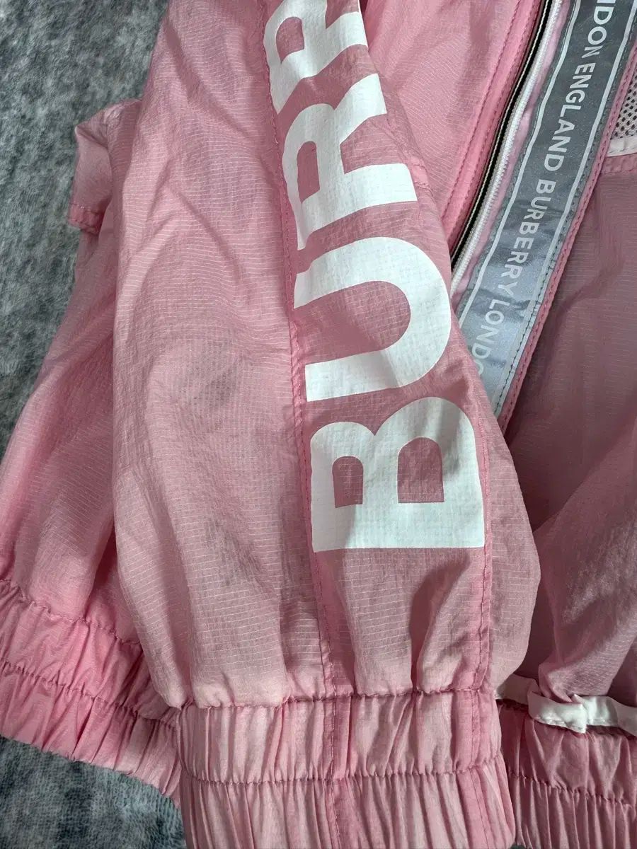 BURBERRY ピンク ウィンドブレーカー BURBERRY(バーバリー ) 女児 ピンク ウィンドブレーカー 18M