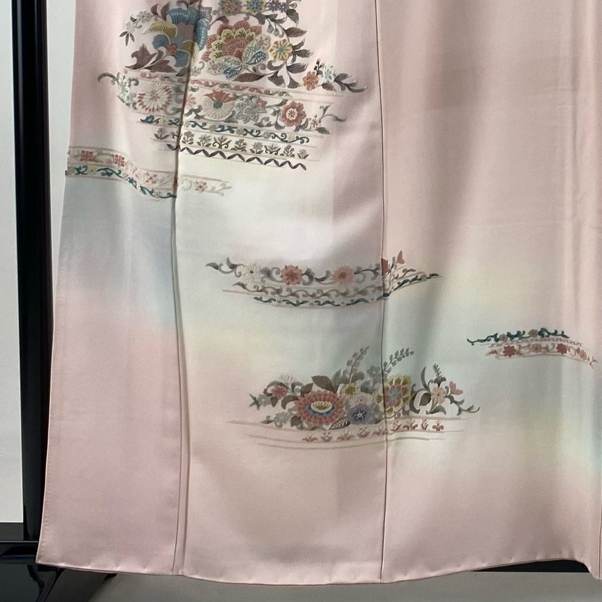 付下げ 身丈160cm 裄丈65.5cm M 袷 草花 金銀糸 刺繍 ピンク 正絹 秀品