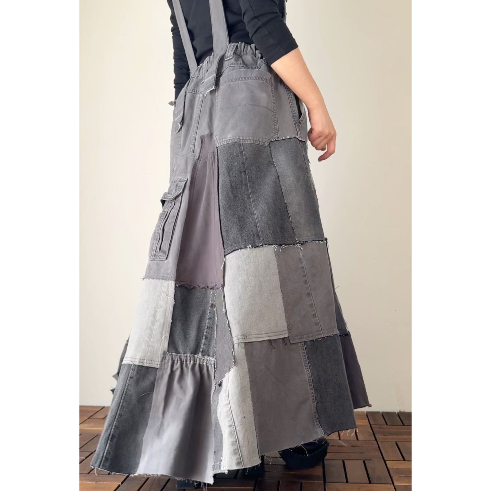 グレーの深みを重ねたアップサイクルジャンパースカート リメイクデニム