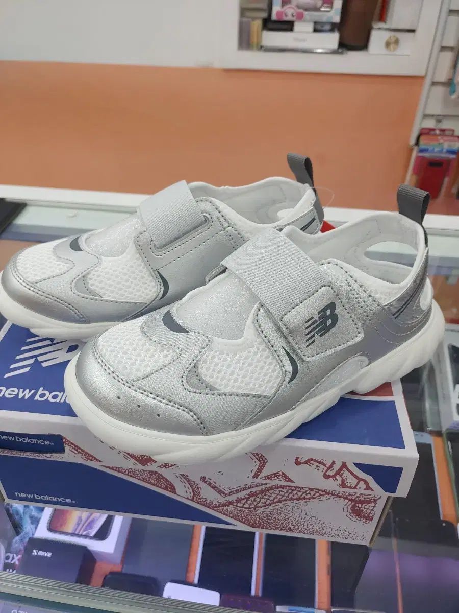 New Balance ニューバランス キッズ フリドル シルバー 220