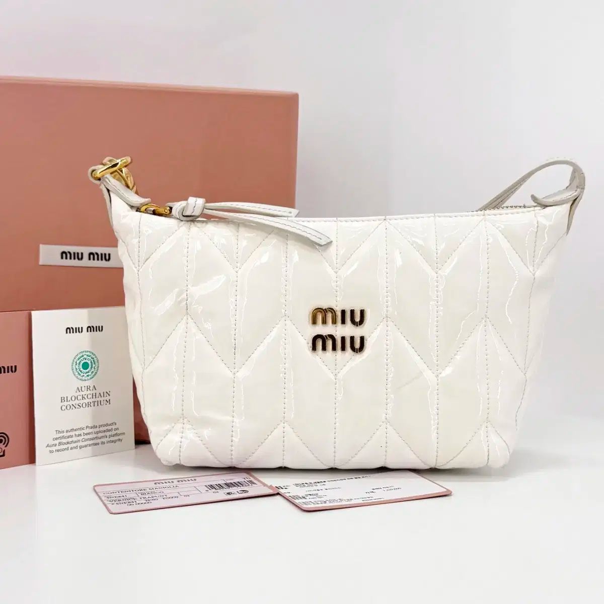 【セール】ミュウミュウ☆パテントレザーミニバッグ☆5NE841 100 %本物 MIU MIU(ミュウミュウ) パテントレザー ミニ