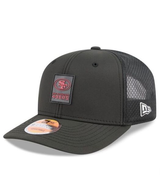 【送料無料】 ニューエラ メンズ 帽子 アクセサリー Men's Black San Francisco 49ers 2025 Sideline 9SEVENTY Trucker Adjustable Hat Black