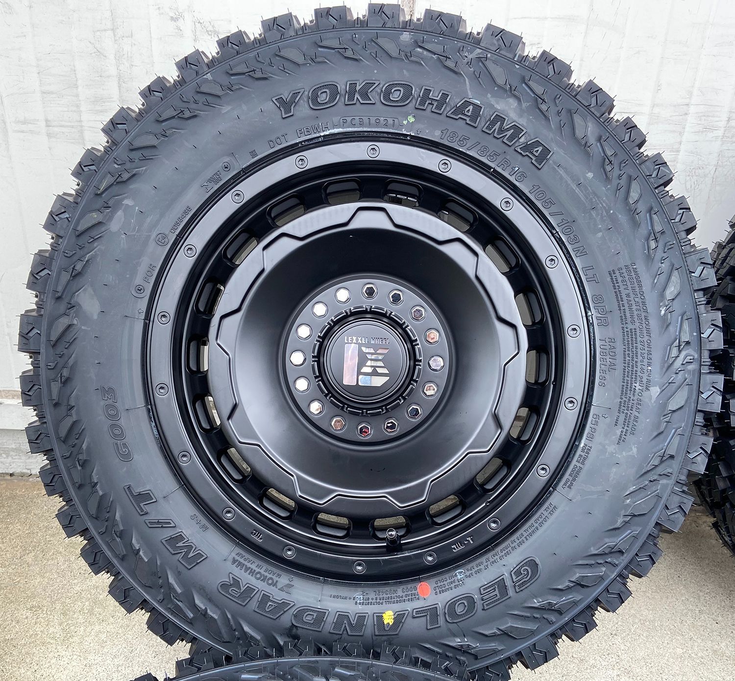 タイヤホイールセット 16インチ シエラ JB74 YOKOHAMA GEOLANDAR MT ヨコハマ ジオランダー G003 215/70R16  or 225/75R16 マッドタイヤ オフロードカスタム LEXXEL SwaGGer マッドブラック - メルカリ