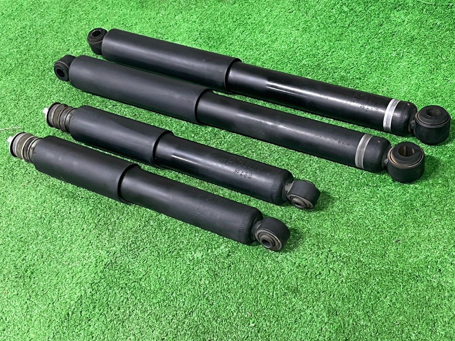 程度良好品!! トヨタ 200系 ハイエース 4型 5型 6型 純正 ショックアブソーバー 品番 48531-26A10 1台分 車検用 交換用 倉庫