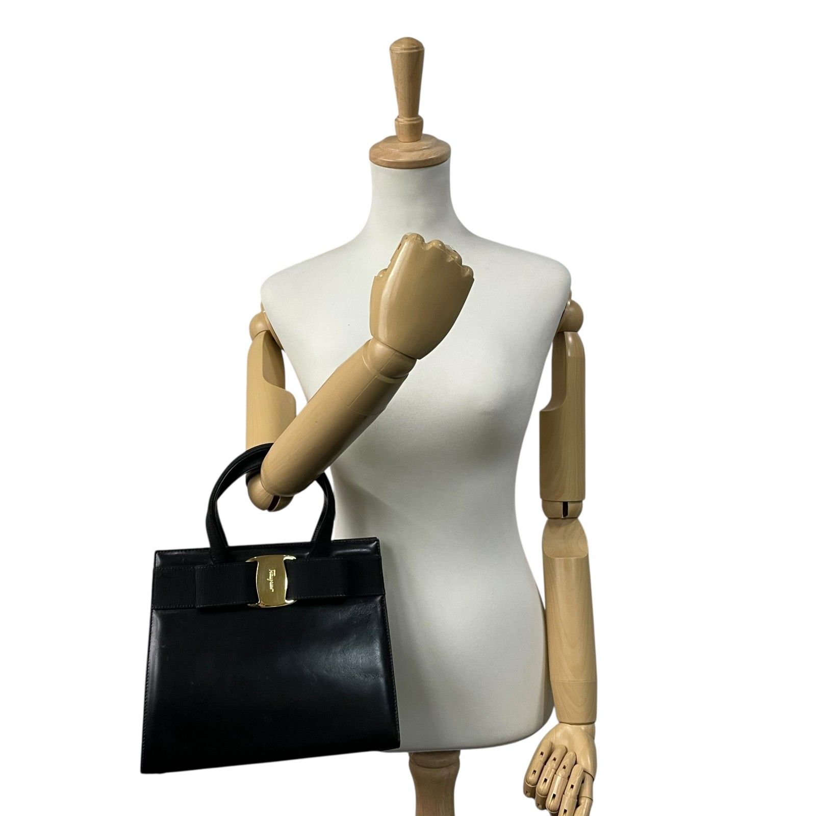 【美品】ferragamo フェラガモ　ヴァラリボン　24cm 定番　黒 フェラガモヴァラリボン 2WAYバッグ 黒 ゴールド金具 レディース