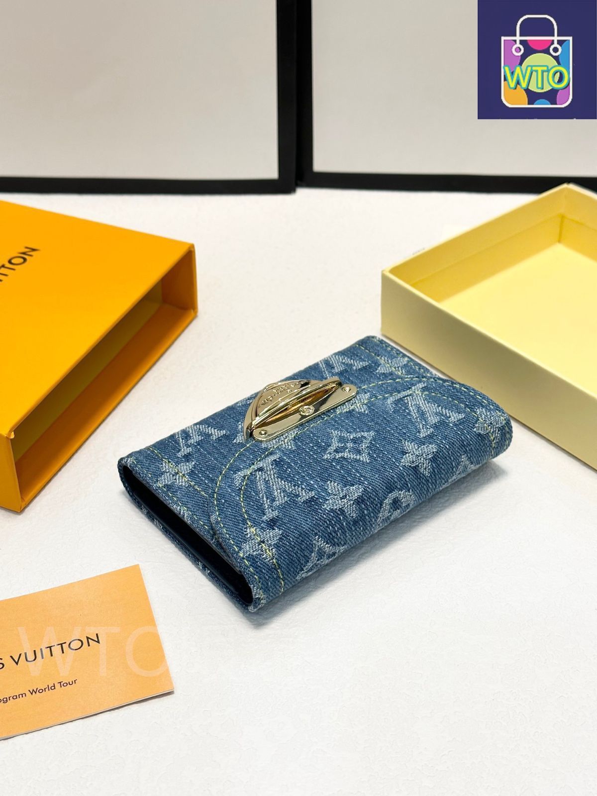 クレジットカードスロットに紙幣と手形を収納