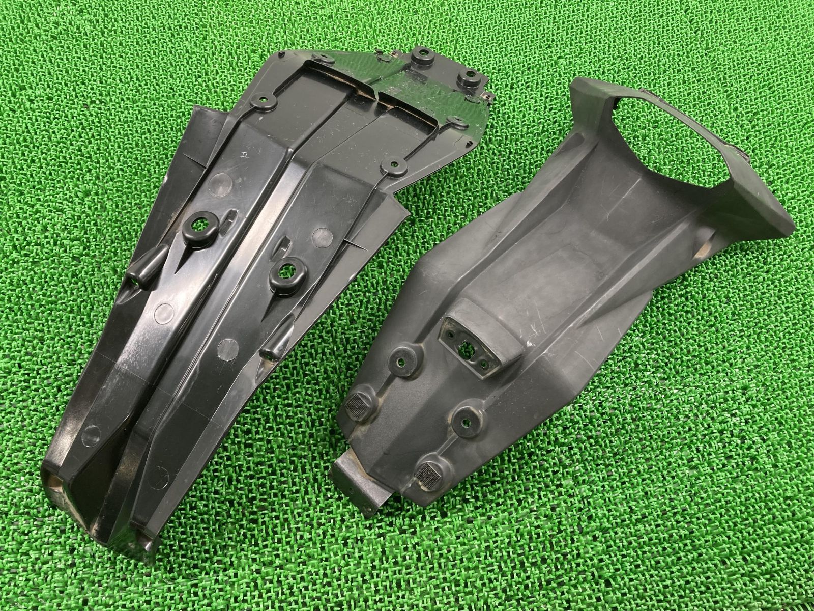 200デューク リアフェンダー VBKJUC4EXDC014*** KTM 純正 中古 バイク 部品 125デューク 390デューク 割れ欠け無し 品薄 希少品