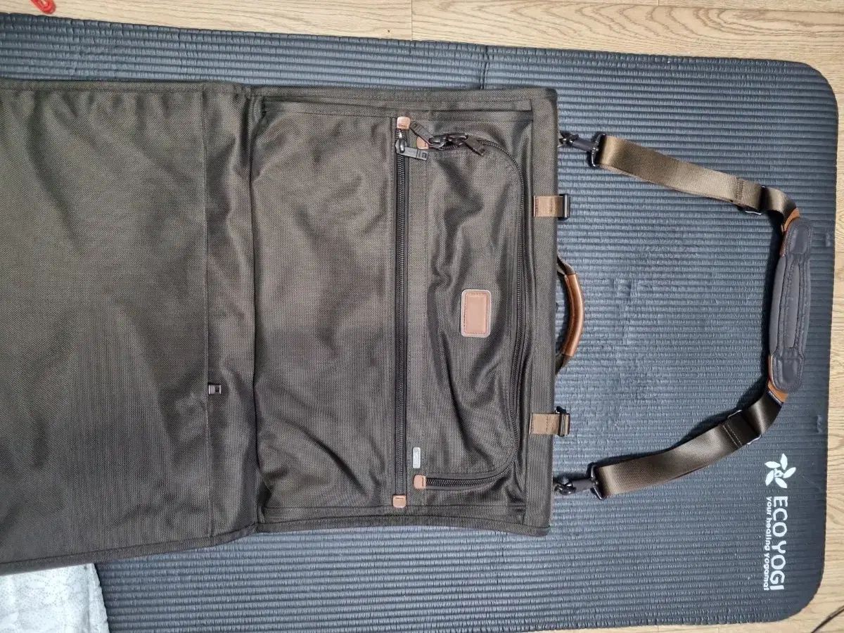 値下げ！【中古・美品】TUMI ガーメントバッグ（二輪型） 値下げ！【中古・美品】TUMI ガーメントバッグ（二輪型） 定価7.2万円