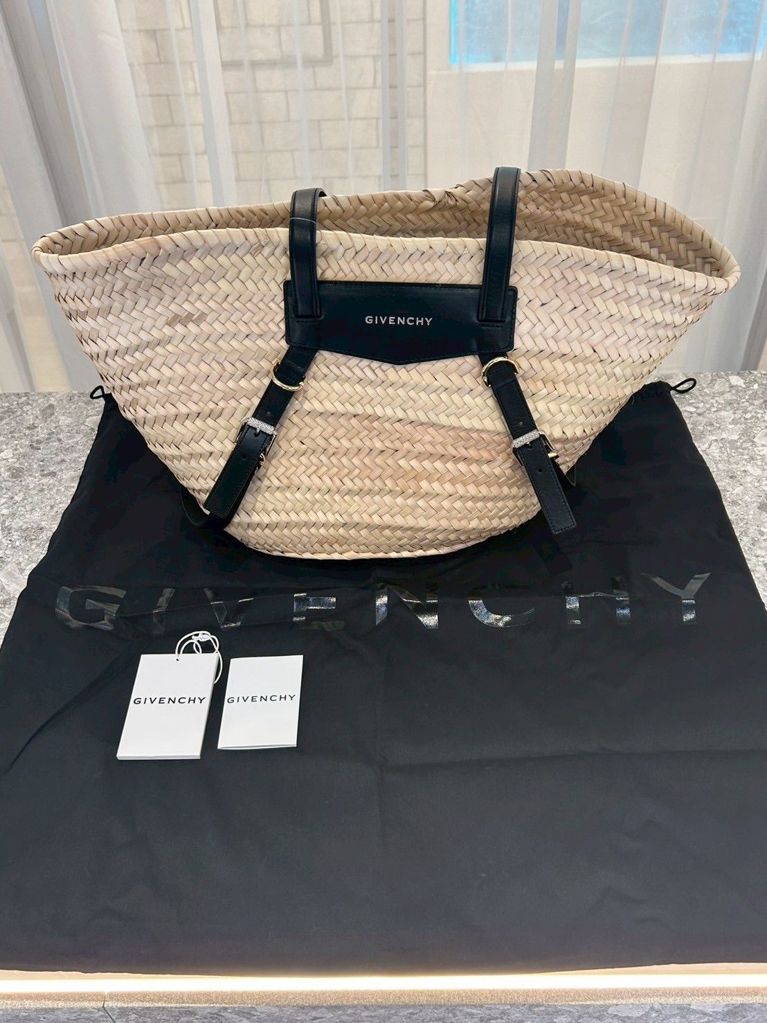 ジバンシィ GIVENCHY ヴォワイユー バスケット スモール