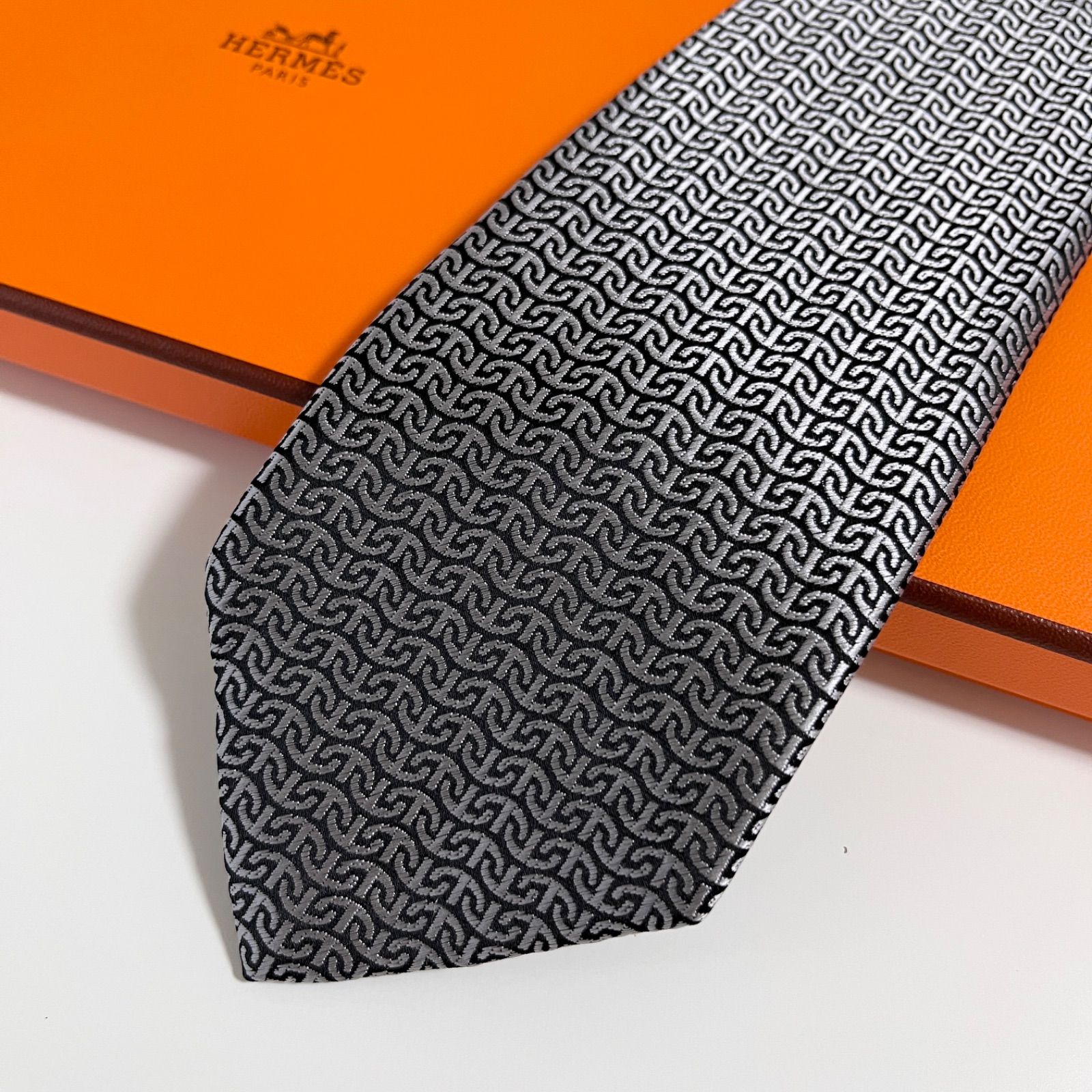 美品 HERMES エルメス ネクタイ シルク100% シルバー 総柄 楽天市場】【未使用品】HERMES エルメス ネクタイ 総柄 Hロゴ