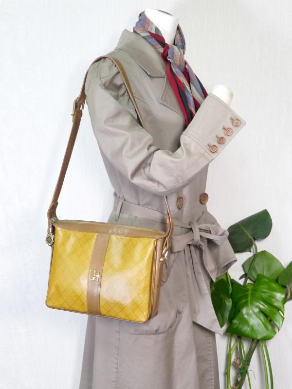GIVENCHYチェック柄ハンドバッグ ゴールドロゴ GIVENCHY SACS ロゴ チェック柄スクエアショルダーバッグ（黄