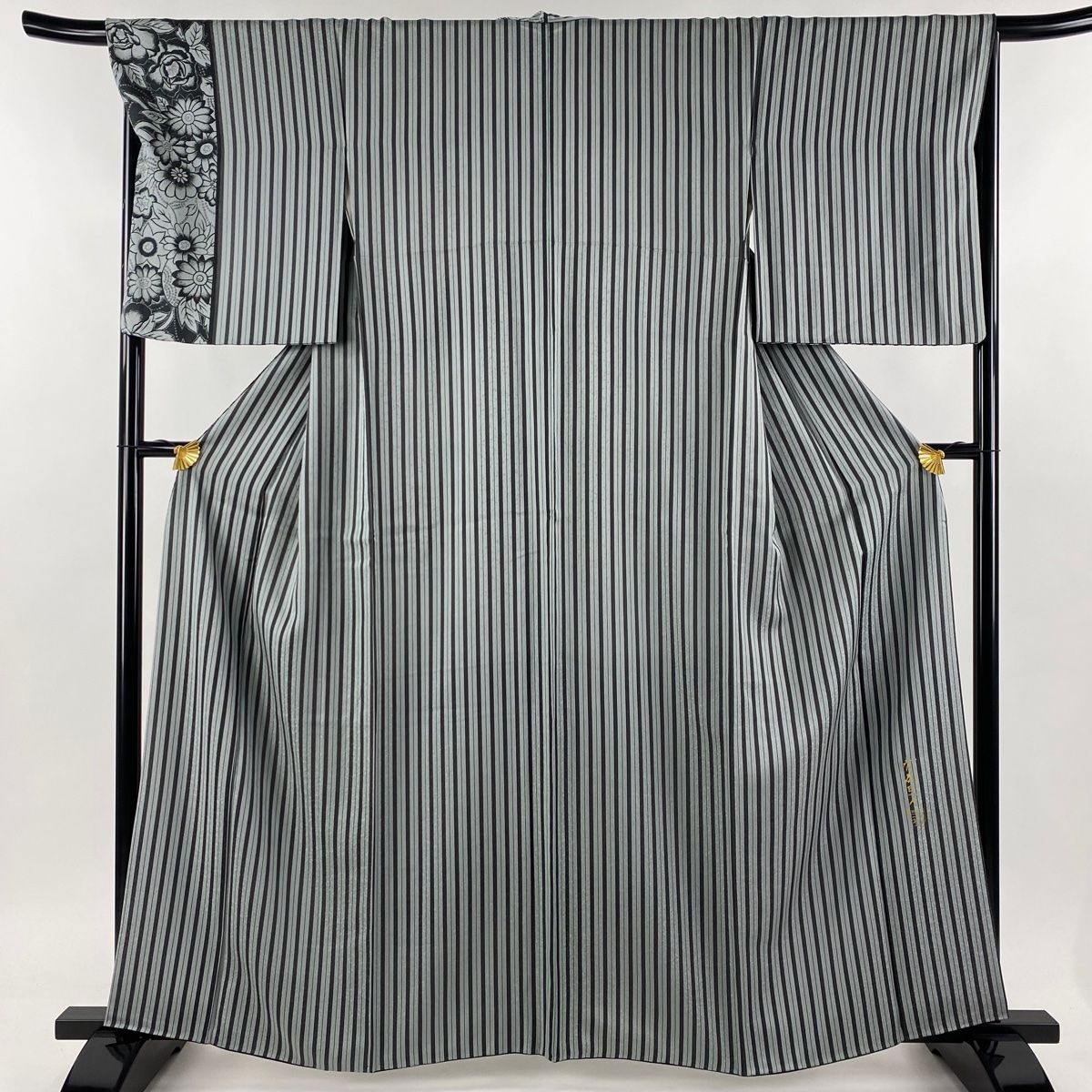 付下げ 身丈160.5cm 裄丈67.5cm L 袷 斉藤三才 落款 縞 草花 灰色 正絹