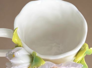 業界最安値に挑戦中！ 陶磁器マグカップ ピンク牡丹 大輪花モチーフ 立体装飾 ハンドメイド インテリア パープル