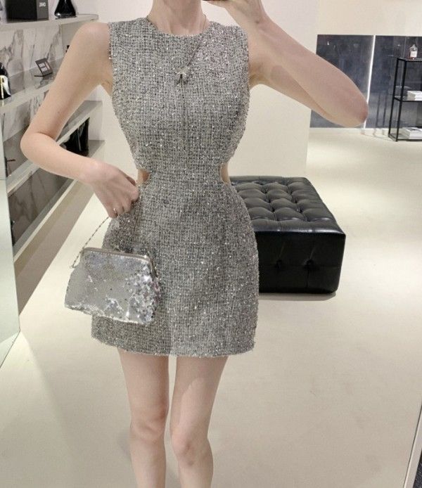 ミニドレスウエストカット入りパーティーになシンプルデザイン