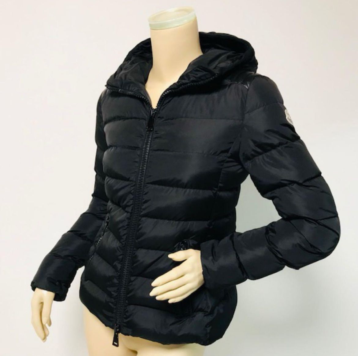 〈クリーニング済み〉モンクレール ナイロンジャケット フード付き ワッペン有り MONCLER (モンクレール) 撥水 ハートワッペン ナイロン