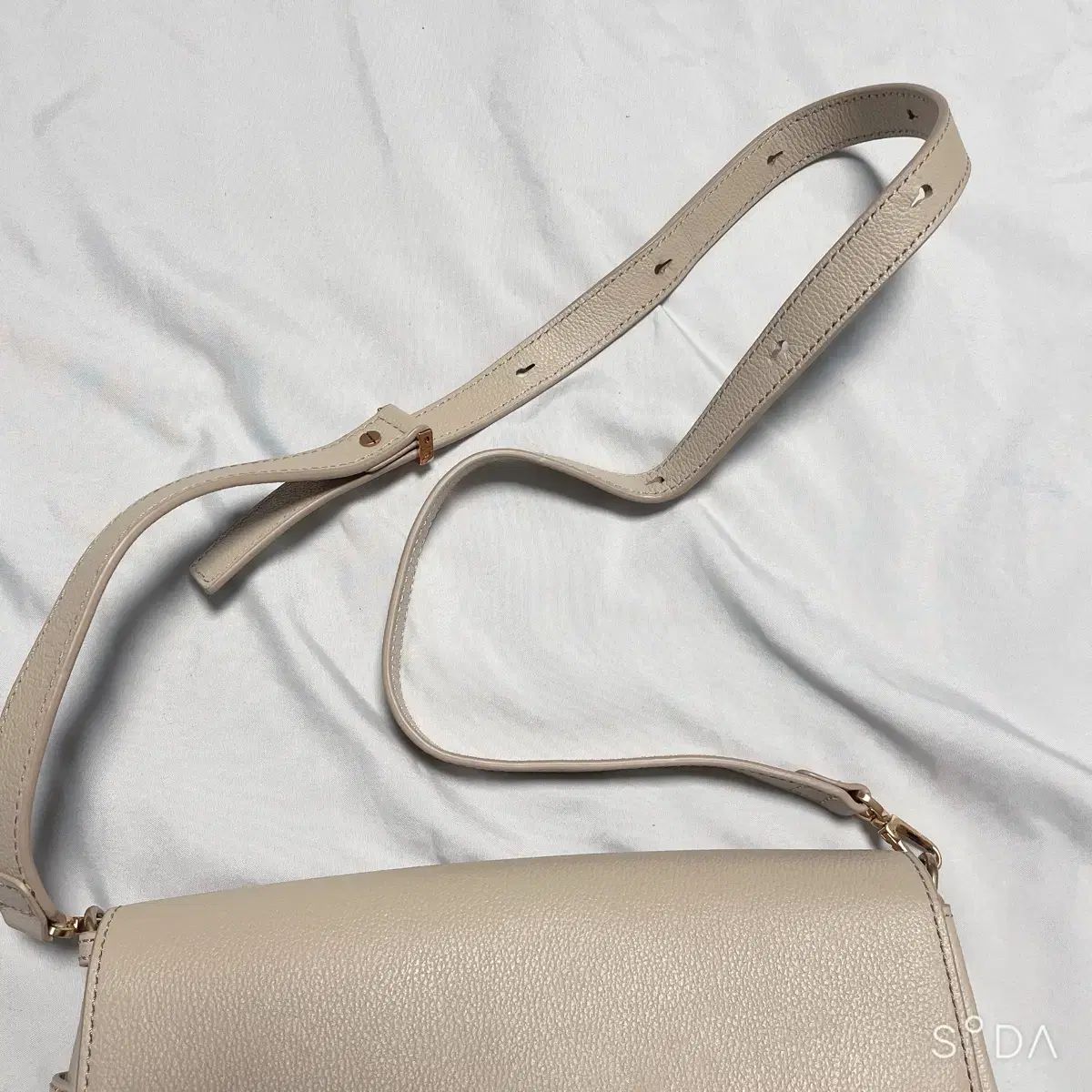 ベージュ クロスバッグ