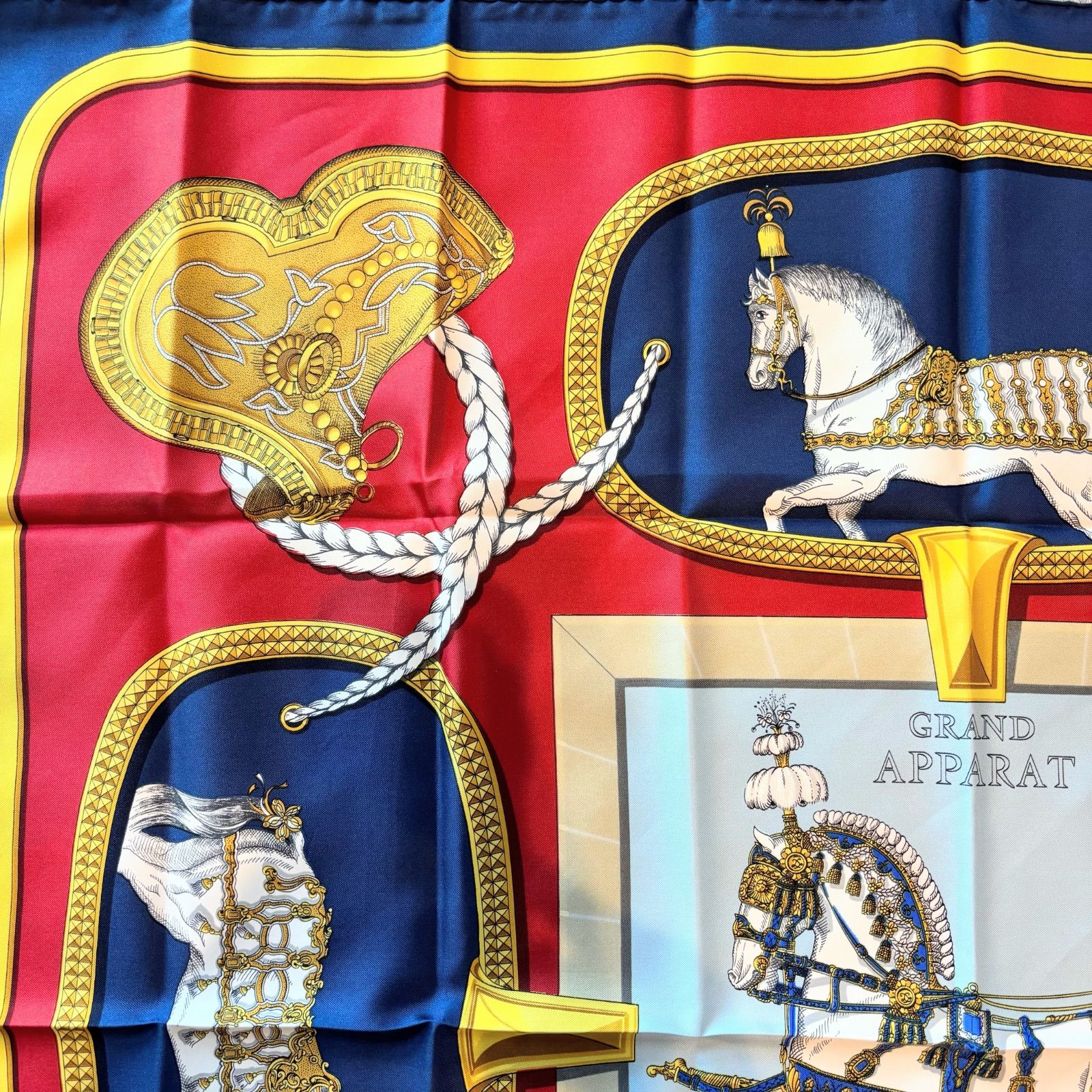 エルメス カレ90 GRAND APPARAT 盛装の馬 シルクスカーフ　動物柄 エルメス カレ90 GRAND APPARAT 盛装の馬 シルクスカーフ 動物柄
