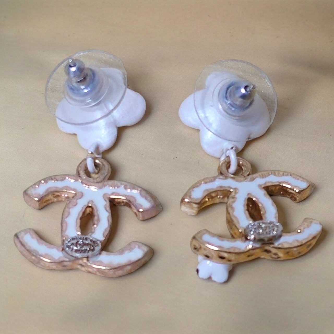 シャネル カメリア ピアス  D16 V  花モチーフ コスチュームジュエリー Chanel Camellia Earrings, Floral Motif Costume Jewelry